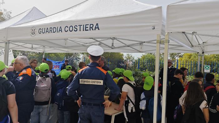 Porto Empedocle, centinaia di bambini invadono la Capitaneria: &egrave; festa per la Giornata del Mare