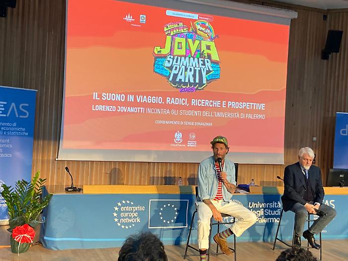 Jovanotti all&rsquo;universit&agrave; di Palermo tra quattrocento studenti: &laquo;La Sicilia &egrave; il centro dell'Europa, coltivate il futuro con la fatica&raquo;
