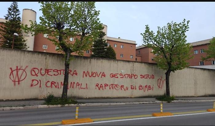 Famiglia nel bosco, scritte offensive contro giudici minorili e assistenti sociali: sconcerto in citt&agrave;
