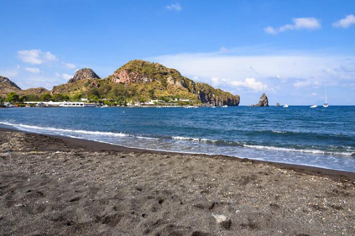 Allarme a Vulcano: la spiaggia di sabbia nera rischia di scomparire. Comitato scrive alle Istituzioni