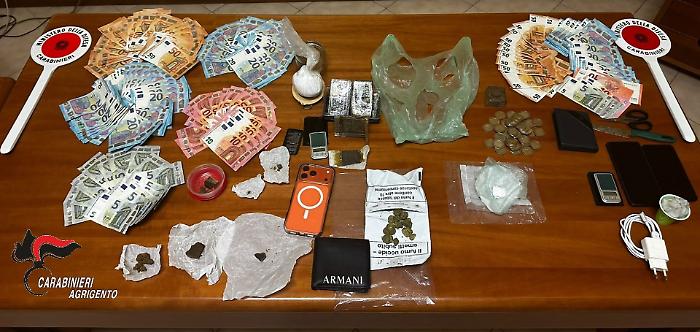 Operazione antidroga, due arresti: sequestrati cocaina, hashish e migliaia di euro