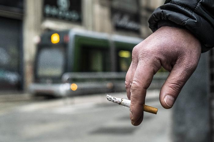 Ancora rincari su sigarette e tabacco: accise progressive alzano i prezzi fino al 2028