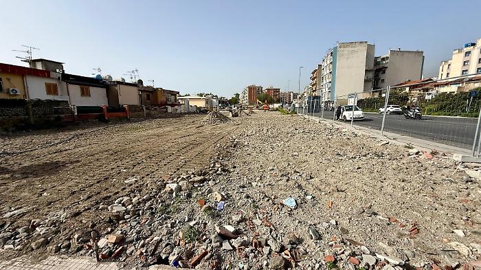 Rione Taormina, via alle ruspe: 15 baracche da abbattere dopo l'incendio