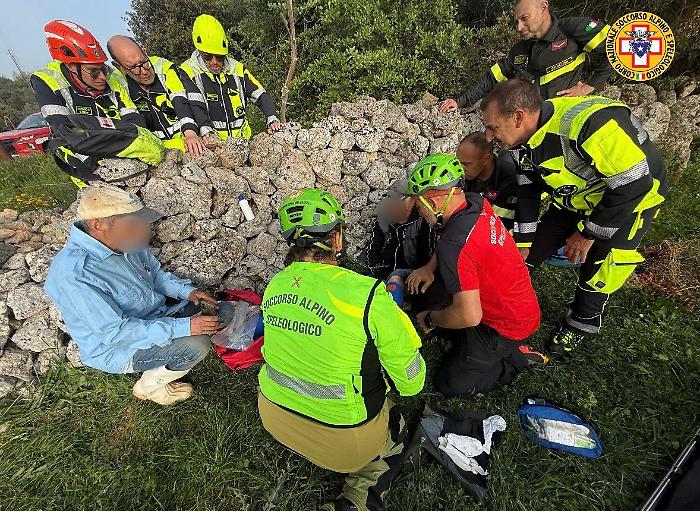 Cerca gli asparagi ma perde la strada per ore: 70enne soccorso a Cassaro