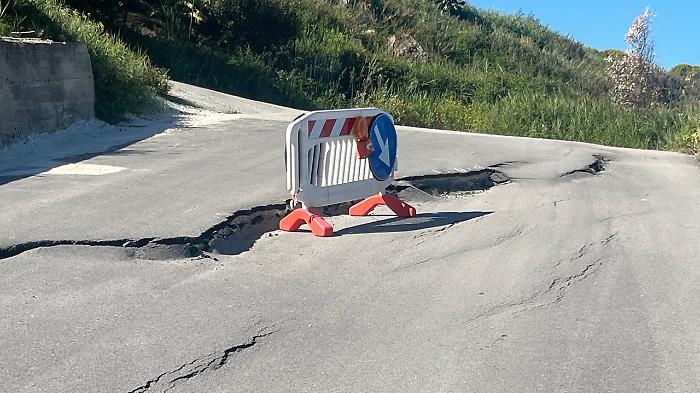 Via Ulisse, la frana infinita che minaccia l'estate: trent'anni di rattoppi e promesse mancate