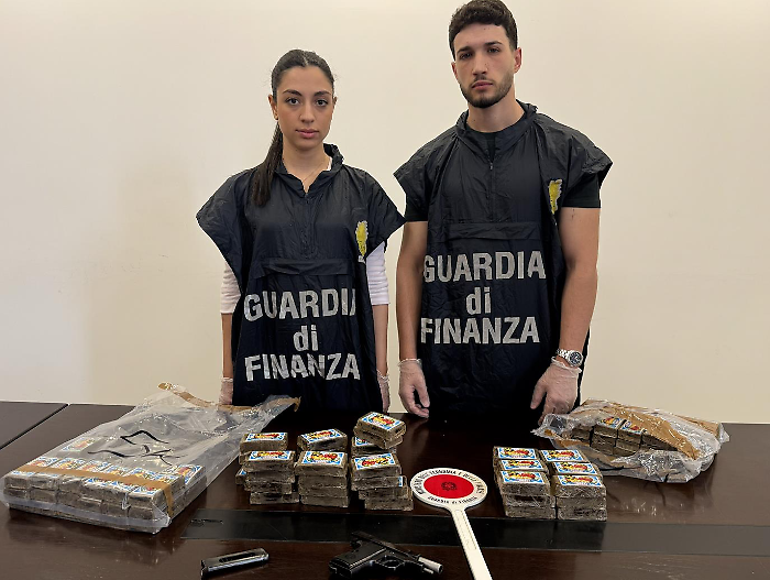 Blitz della Guardia di Finanza a Palagonia: tre arresti, sequestrati oltre 10 chilogrammi di hashish e una pistola
