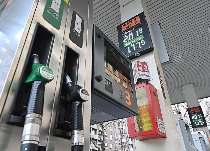 "Dimezzare le accise sui carburanti in Sicilia e Sardegna", l'emendamento del Pd al Senato 