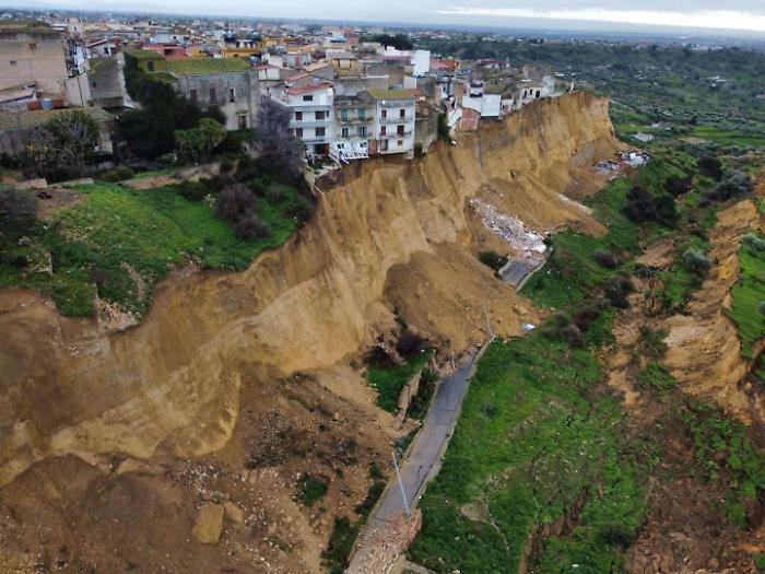 Indagati frana Niscemi, c'&egrave; gi&agrave; chi chiede le dimissioni di Musumeci 