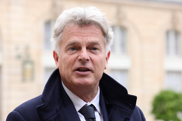 Bufera nel Partito Comunista francese: i militanti condannano Roussel per una battuta sessista