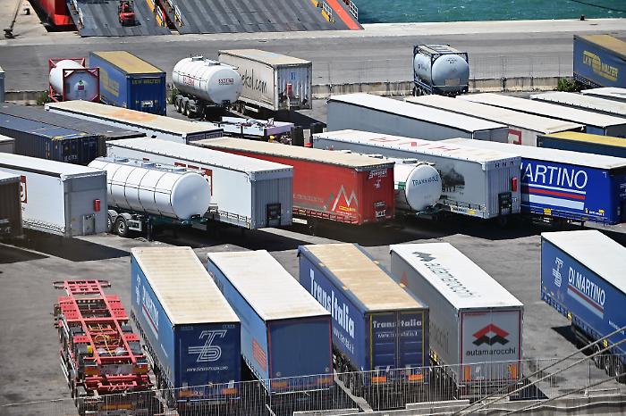 Blocco tir e porti, comitato trasportatori: &laquo;Non ci muoviamo dai piazzali fino a quando non saremo ricevuti dal Governo&raquo;