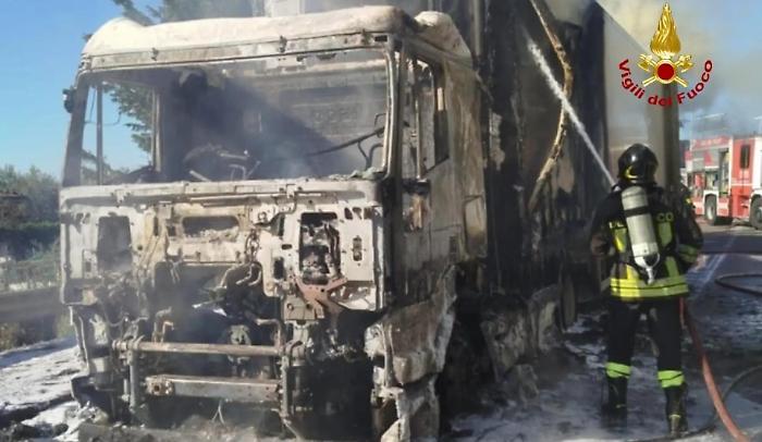 Modica, camion in fiamme sulla Ss 115
