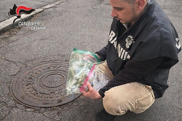 Aveva nascosto droga in un tombino vicino ad una scuola: sorpreso e arrestato