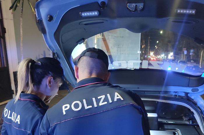 Prova a rubare una grondaia di rame, ma il proprietario lo vede dalla videosorveglianza e chiama la Polizia 