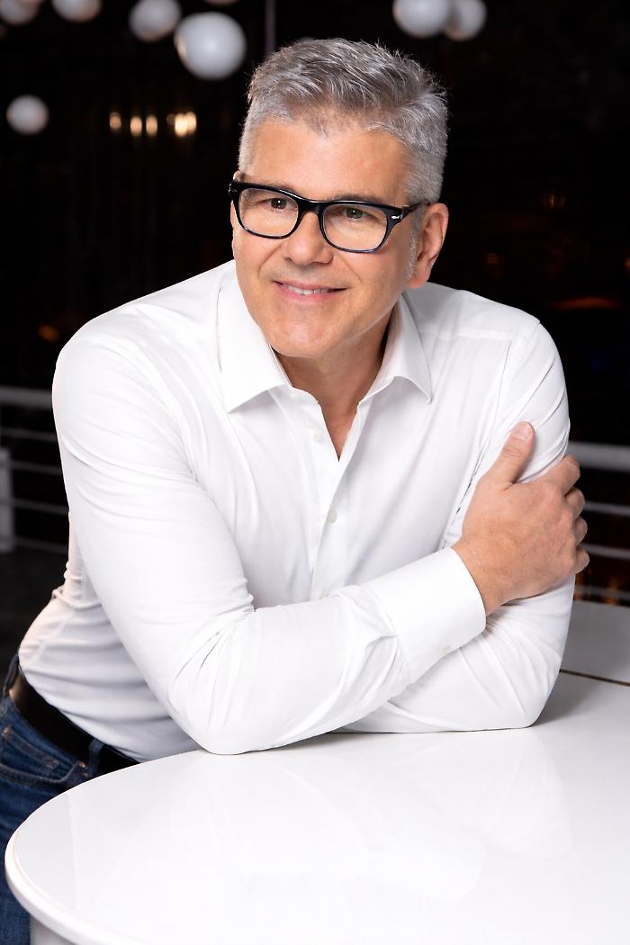 Michele Zarrillo celebra trent'anni di 'L'elefante e la farfalla': il live al Teatro Pirandello di Agrigento