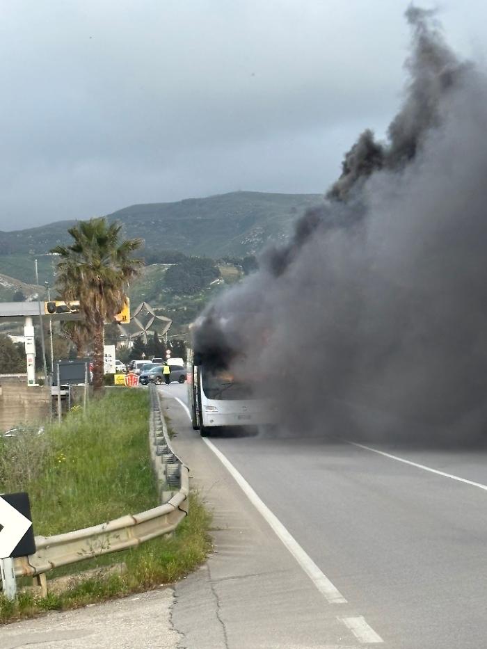 Rogo improvviso sul pullman per Palermo: a Gibellina passeggeri in fuga dalle fiamme