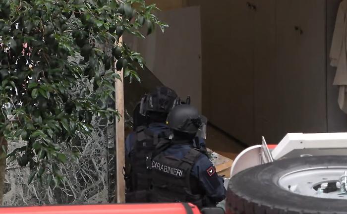 Terrore a Napoli: 25 ostaggi in banca, poi la fuga dei banditi nelle fogne dopo l'apertura della cassaforte  