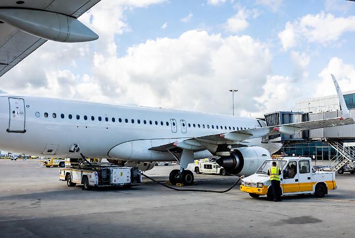 La trappola di Hormuz, c'&egrave; jet fuel per altre sei settimane: perch&eacute; le nostre vacanze rischiano di restare a tera