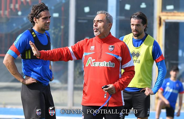 Il tecnico Toscano in campo nel pomeriggio (Foto Catania Fc - Galtieri)