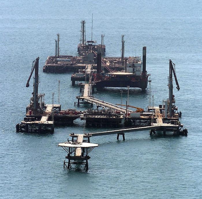 Hormuz riapre, il greggio crolla: la fine di un incubo o solo un'illusione? 