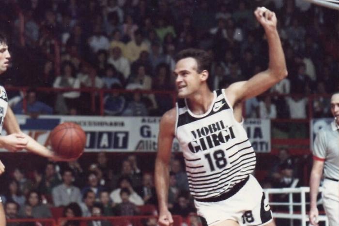 Addio a Oscar Schmidt, la "Mano Santa" che ha cambiato il basket italiano