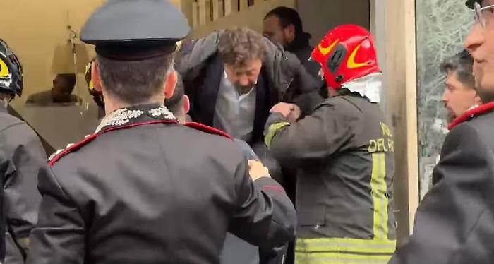 Napoli, dopo l'assalto con 25 ostaggio &egrave; caccia all'uomo: la fuga nel sottosuolo per il colpo da manuale criminale