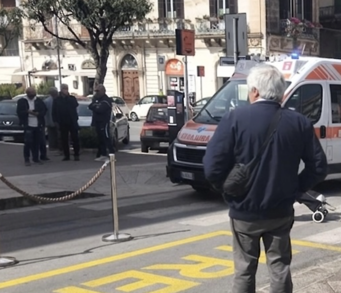 Modica, la madre ha un malore mentre conduce la figlia con il passeggino: salvate entrambe