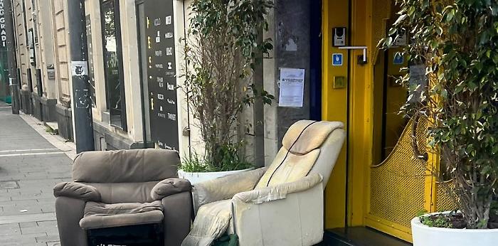 Poltrone abbandonate in corso Italia
