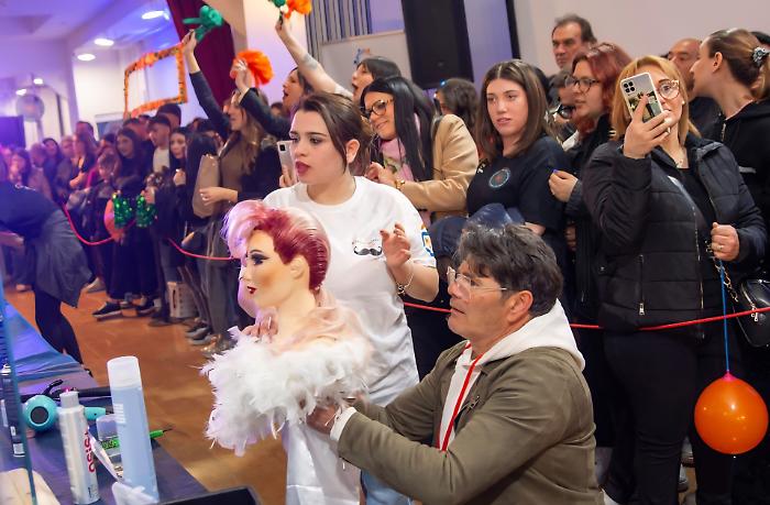 Dal salone alla riscoperta di s&eacute; grazie alle "mani di forbici": tagli, empatia e l'arte del cambiamento