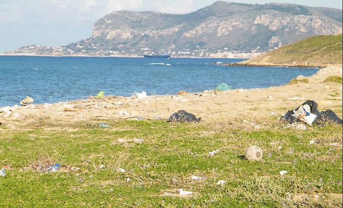 L'estate a rischio a Palermo e provincia: quasi la met&agrave; del litorale vietato ai bagnanti