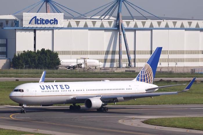 Strano ticchettio scatena il caos sul volo United da Chicago a New York: atterraggio d'emergenza a Pittsburgh e indagine FBI