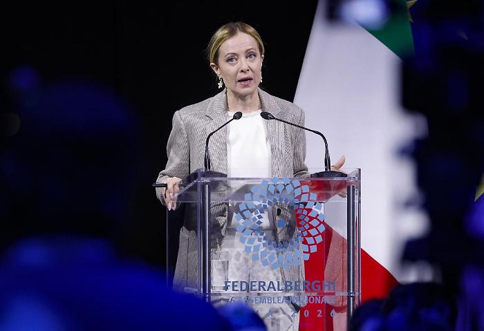 Stretto di Hormuz sotto assedio: Meloni vuole un cessate il fuoco prima delle navi, Schlein chiede un mandato multilaterale