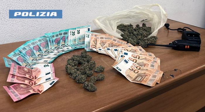 Comunicava con gli altri pusher attraverso una radiolina: 19enne arrestato con 100 grammi di marijuana e quasi 1.000 euro