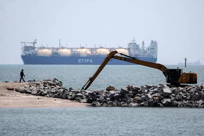 Lo Stretto di Hormuz di nuovo chiuso per il blocco degli Stati Uniti