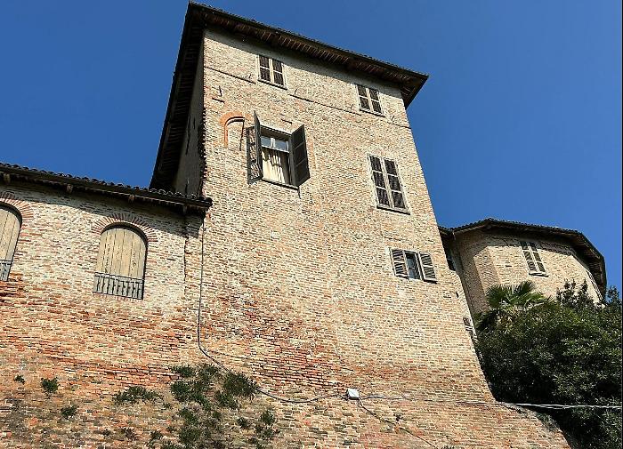 Uccide l'ex moglie e il nuovo compagno, poi si getta dalla torre del castello: la strage a Cossombrato