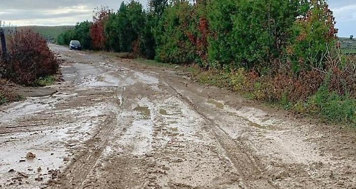 Troppe buche, la strada &egrave; impraticabile: il parroco di Santa Rita la sistema da s&eacute;. &laquo;Avanti poco alla volta&raquo;