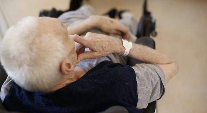 Un anziano fragile, oltre 34mila euro spariti e una coppia alla sbarra