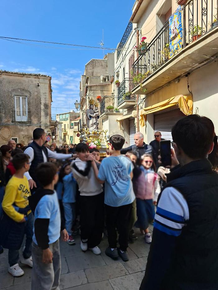 Chiaramonte, anche i bambini portano il simulacro della Madonna