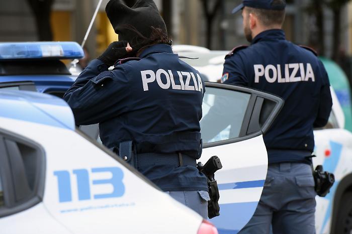 Raffica di spari contro la vetrina di un negozio in piazza Palestro a Catania: indagini in corso