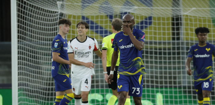 A Verona insulti e cori razzisti a Leao e Maignan, dopo la partita litigio tra un tifoso e l'attaccante di casa