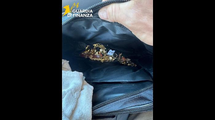 Si finge un &laquo;perito dei carabinieri&raquo; e ruba gioielli per 40mila euro a una coppia di anziani: 33enne arrestato a Palermo