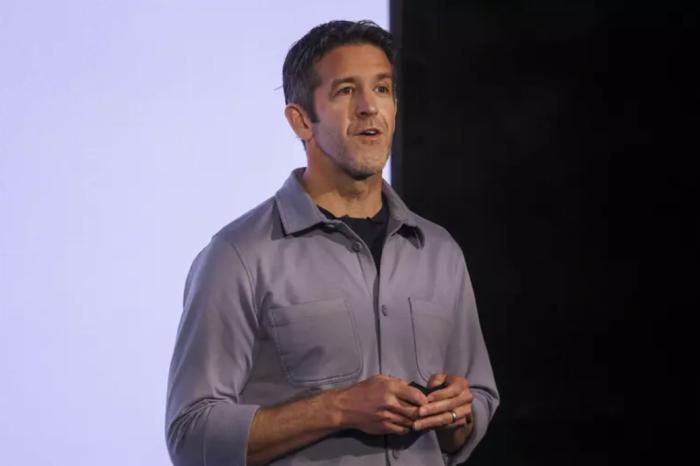 Rivoluzione Apple:  John Ternus nominato Ceo, Cook &egrave; presidente ...