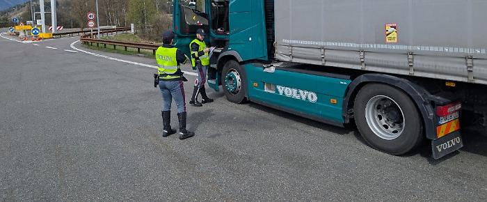 A1, morte nella notte della protesta: camionista travolto nel Casertano mentre i tir si fermano contro il caro gasolio