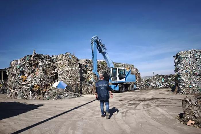Getta per errore 7mila euro nel cassonetto dell'indifferenziata e dopo corre dai carabinieri