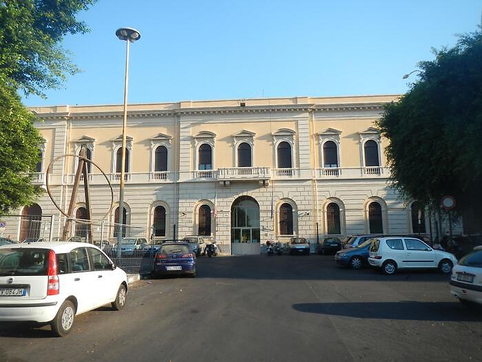 Follia nel carcere di Piazza Lanza a Catania: detenuto attacca gli agenti con una padella