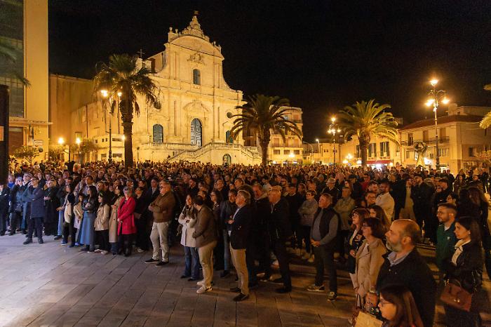 Ispica e il voto, Muraglie apre la campagna elettorale con un bagno di folla in piazza