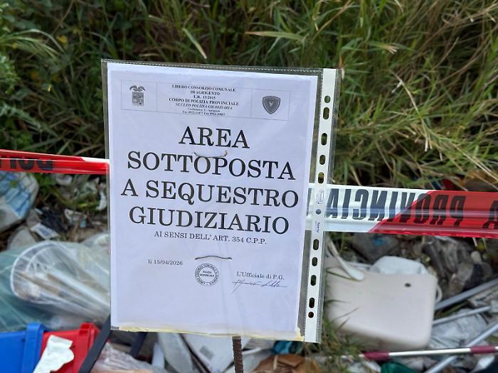 Scoperta una discarica abusiva: sequestrati 1.000 mq di rifiuti e amianto