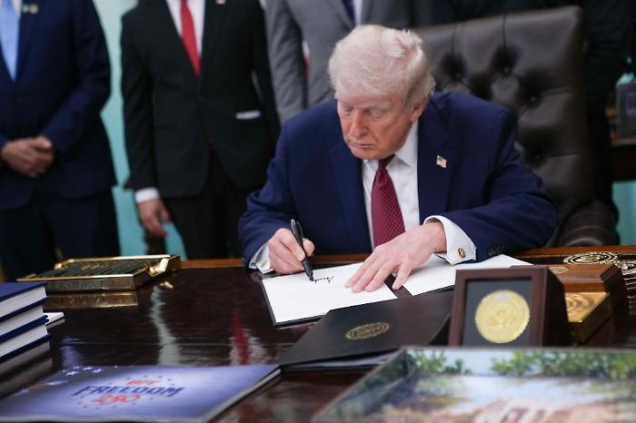 Hormuz resta chiuso, ma i missili si fermano: l'incredibile (nuova) inversione a U di Trump sull'Iran