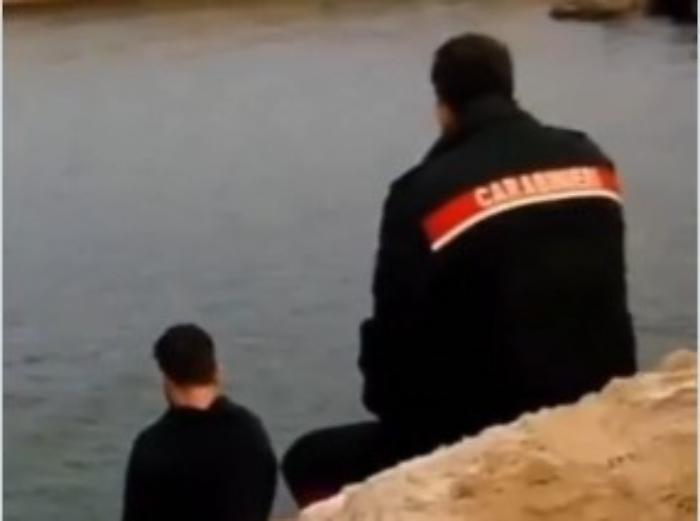 "Se cadi tu, cado con te", il carabiniere si ammanetta con l'aspirante suicida e gli salva la vita: il video fa il giro del web