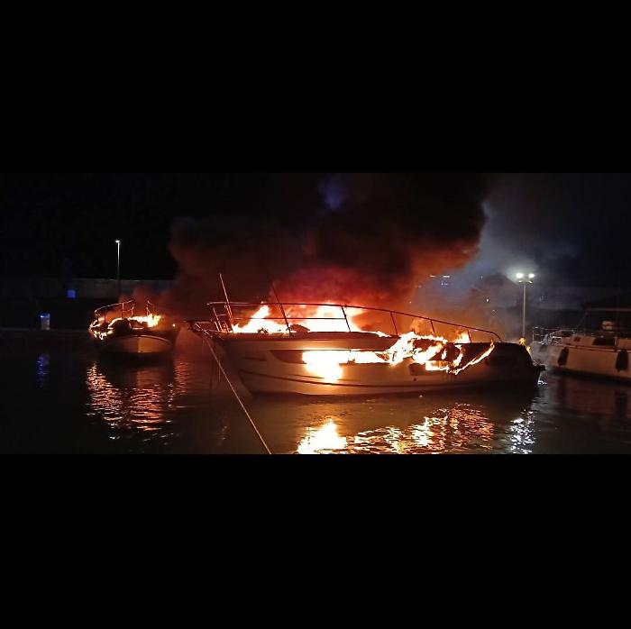 Barca in fiamme a Scoglitti: ecco cosa sappiamo finora