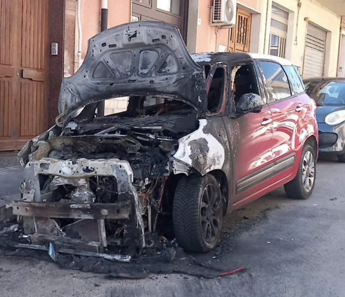 Ragusa, auto al rogo in via dei Mirti